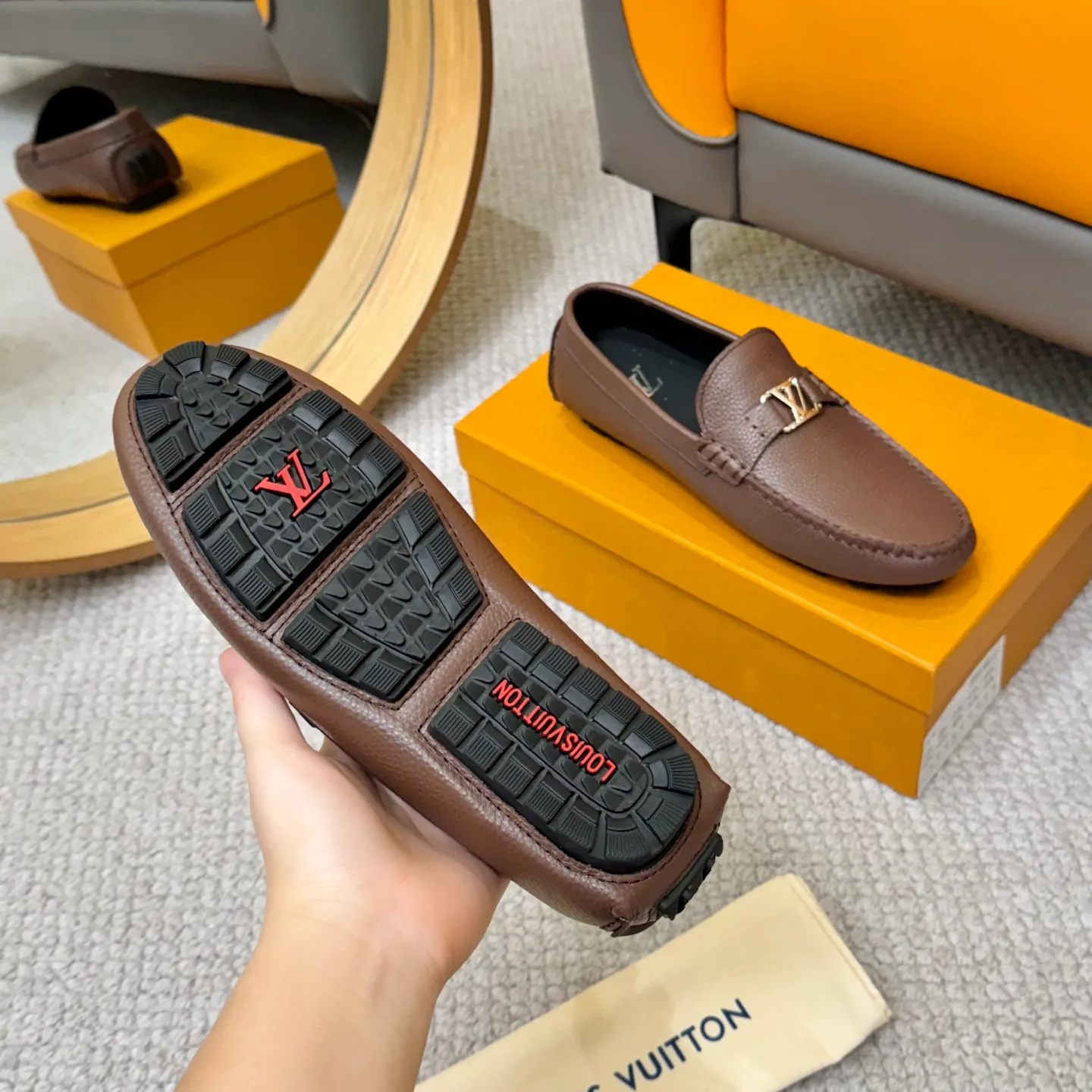Men's men's shoes 💰420 (Yangli) LV 2⃣️0⃣️2⃣️5️⃣Spring and summer counter GLORIA series models ✈️Original factory special leather production, original last type. A classic driving slip-on casual shoe that shows an elegant style with exquisite craftsmanship details such as Monogram embossing all over the upper🌀Italian imported calfskin fabric Sheepskin foot pads➕Inside～Private mold replica sole Unique style Comfortable driving slip-on Size: 4-12 (38-46) Comes with [Counter packaging: original box, wrapping paper, card, instruction manual, shoehorn, cloth bag] No pressure to enter and leave the counter!